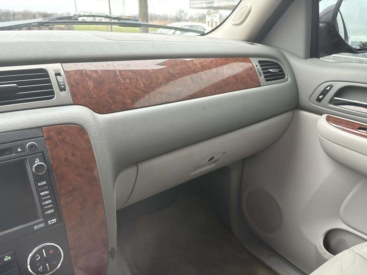 2008-chevrolet-suburban-image-19