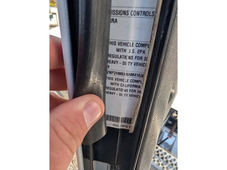 2017-peterbilt-337-image-31