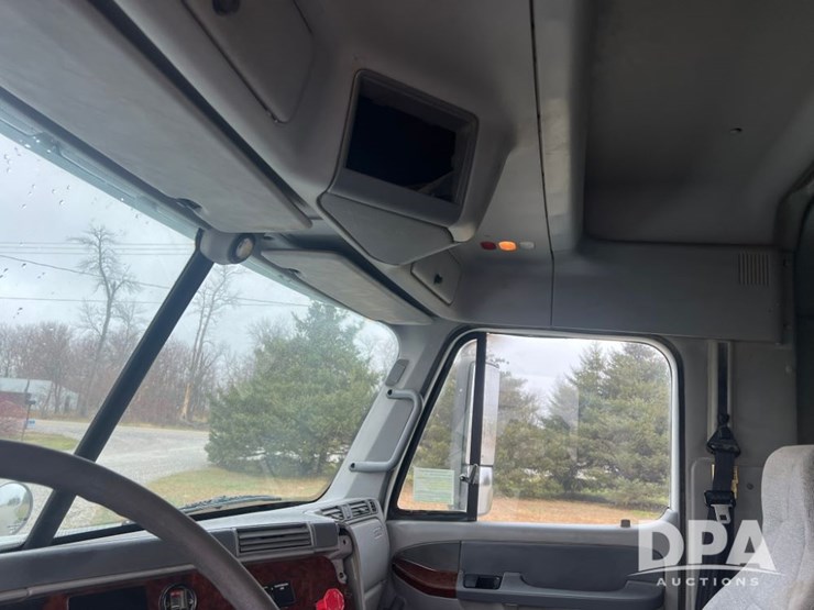 1999-freightliner-flc120-image-20