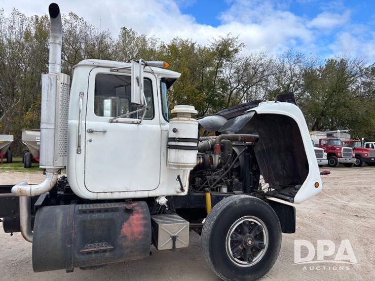 1985-mack-r686st-image-45