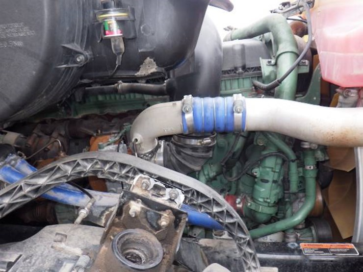 2017-volvo-vnl780-image-26