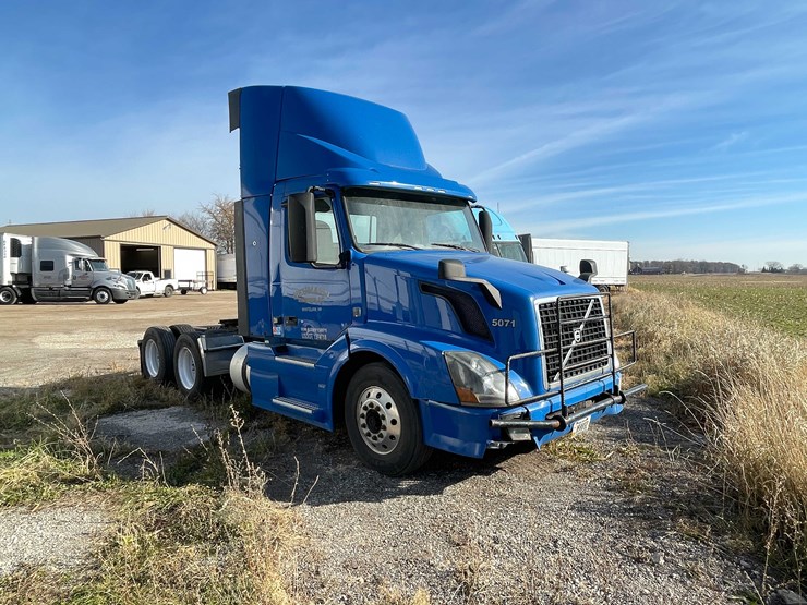 #202-•-2015-volvo-semi-tractor-(has-wi-title)-(denmark,-wi)-image-7