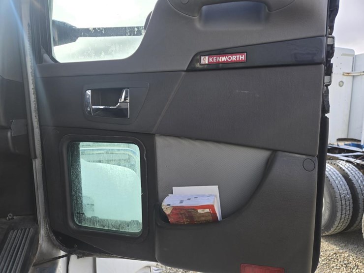 2013-kenworth-t660-image-42