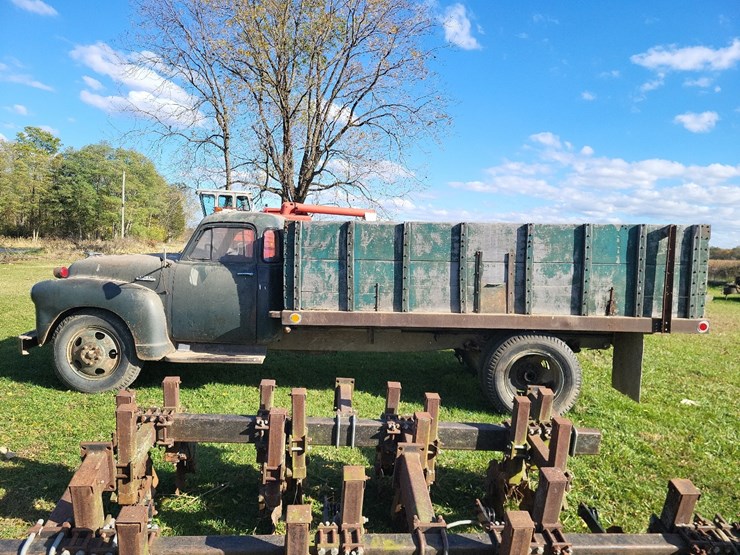 1953-gmc-354-24-round-top-cab-single-axle-grain-truck--needs-axle-shaft-image-2