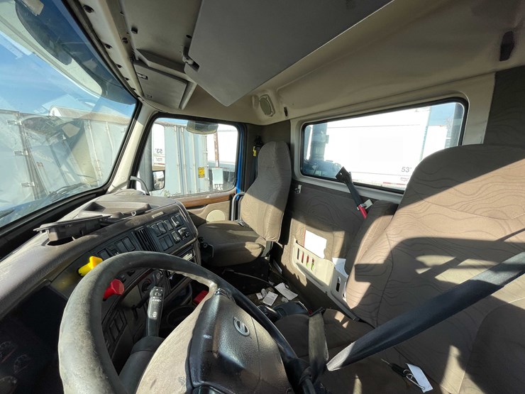 #202-•-2015-volvo-semi-tractor-(has-wi-title)-(denmark,-wi)-image-49