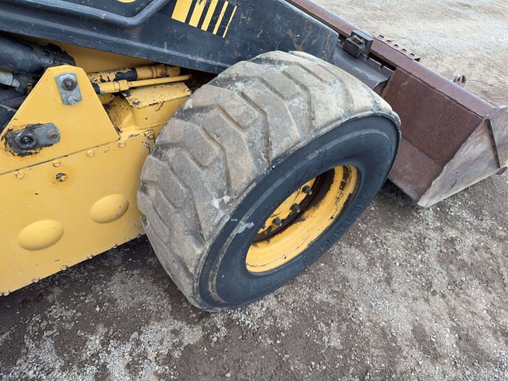 new-holland-l783-image-12