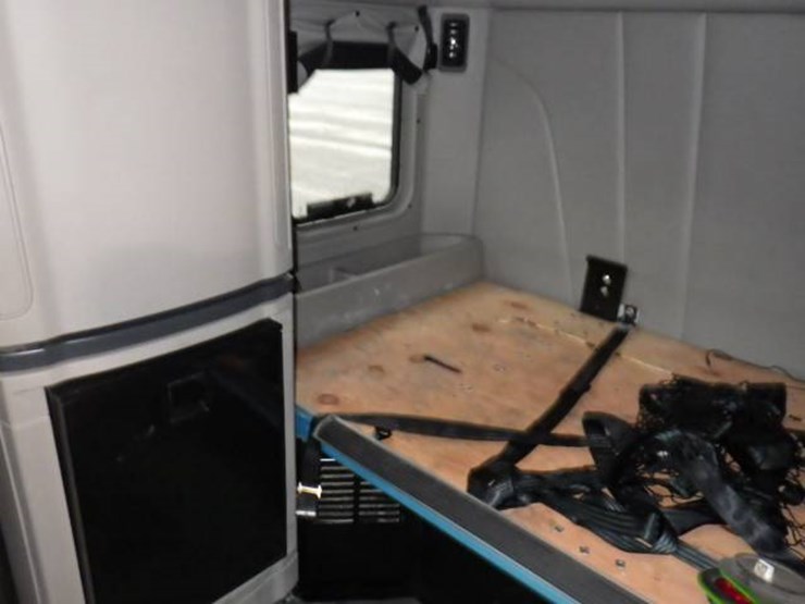 peterbilt-579-image-21