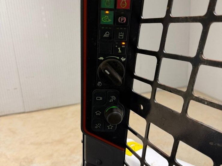 2021-bobcat-t64-image-24