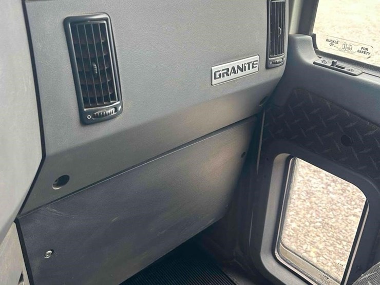 2017-mack-granite-gu713-image-35