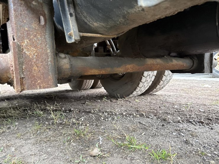 2005-peterbilt-320-image-49