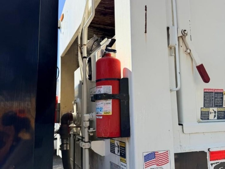 2013-crane-carrier-co.-garbage-truck-image-15