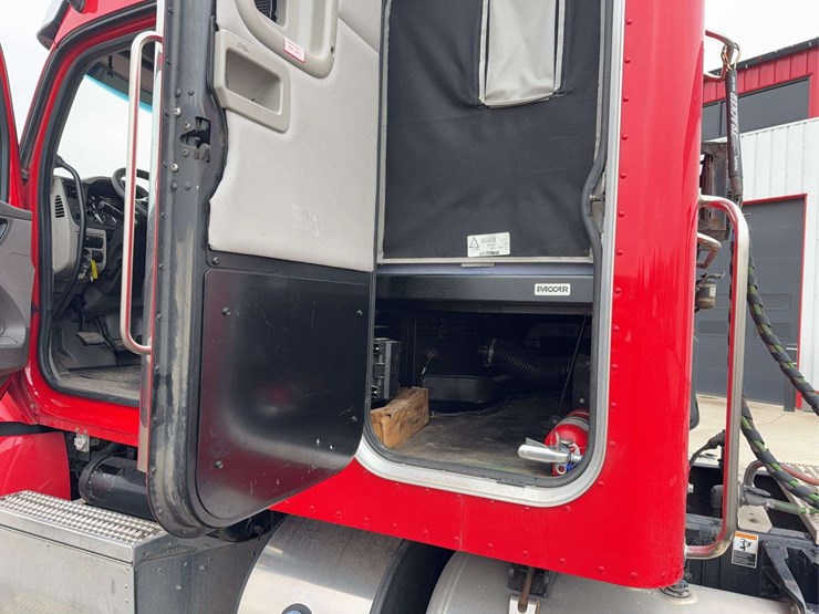 2019-peterbilt-579-image-35