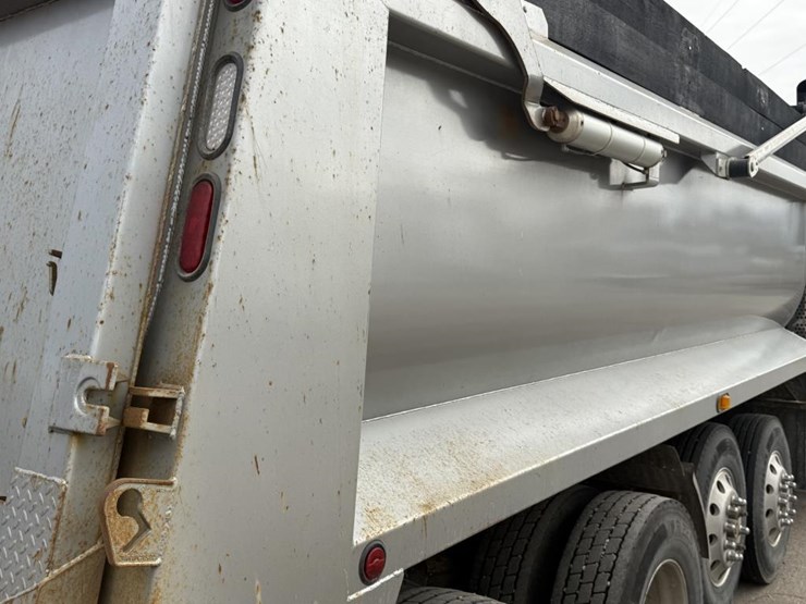 2014-kenworth-t800-image-16