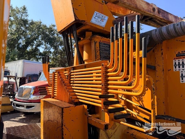 2010-international-7300-image-19