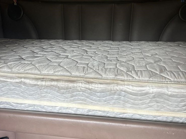 peterbilt-384-image-37