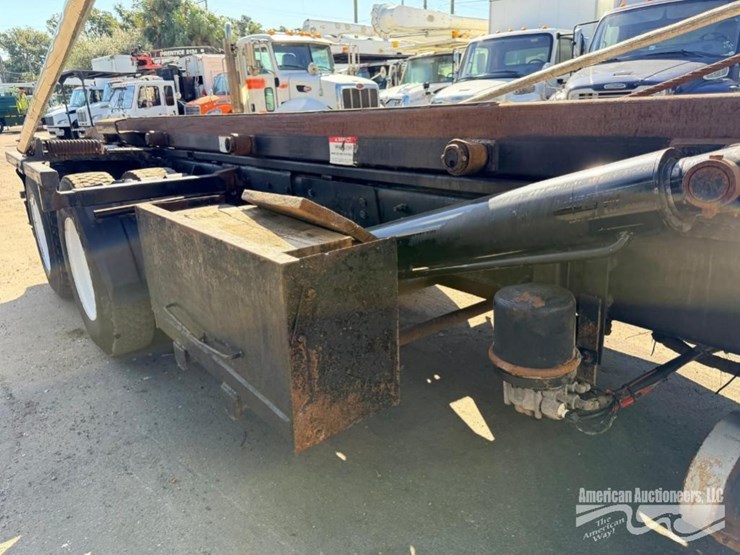 2000-volvo-wg-roll-off-truck-image-16