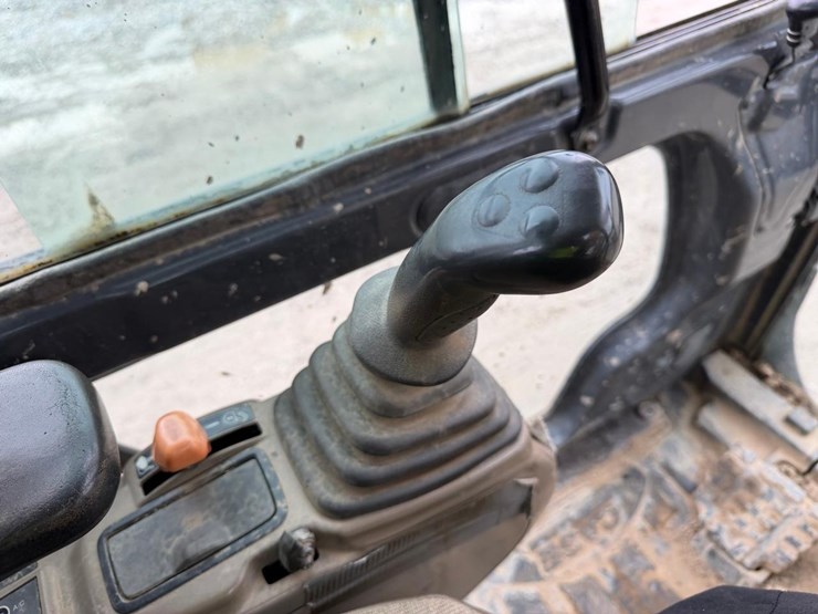 case-cx160b-image-34