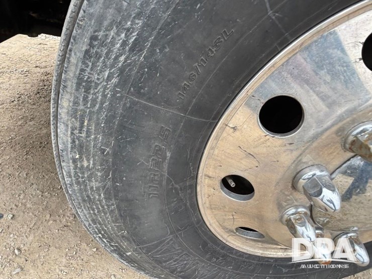 peterbilt-579-image-22