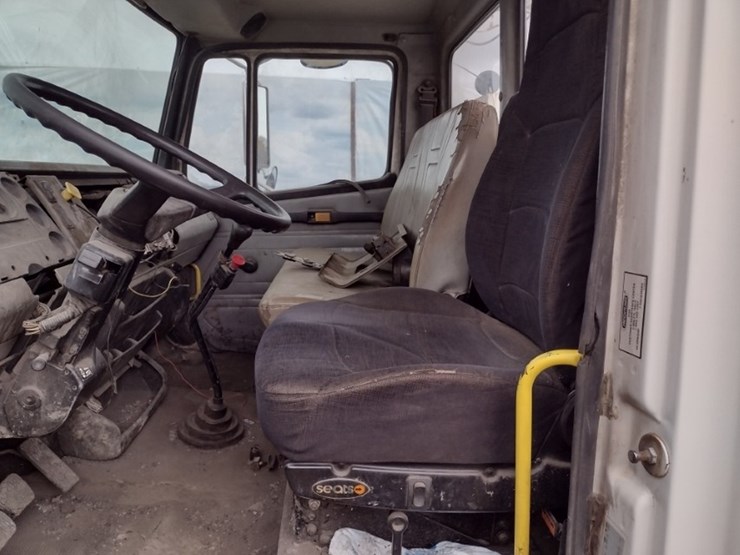 freightliner-fl70-image-13