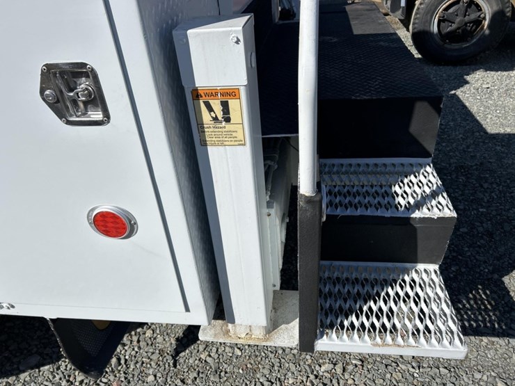 2017-peterbilt-337-image-36