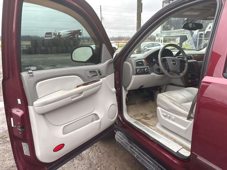 2008-chevrolet-suburban-image-10