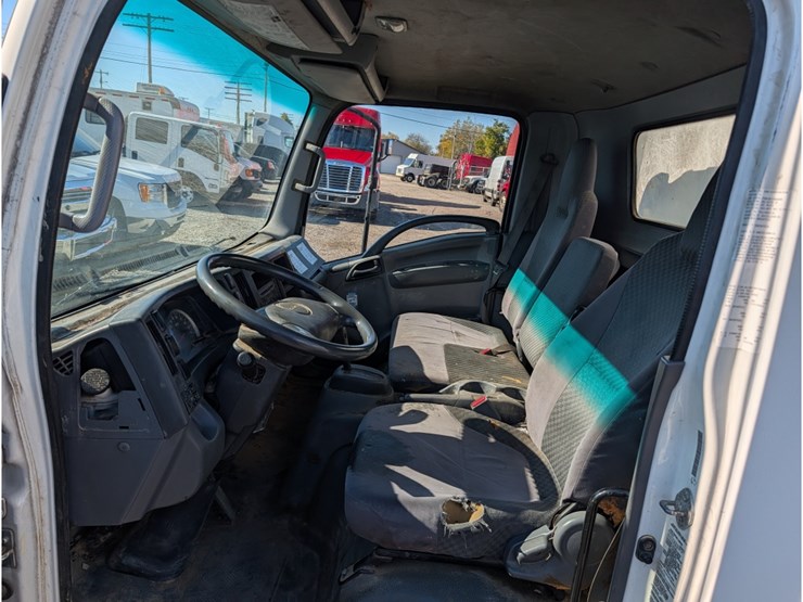 2015-isuzu-npr-image-15