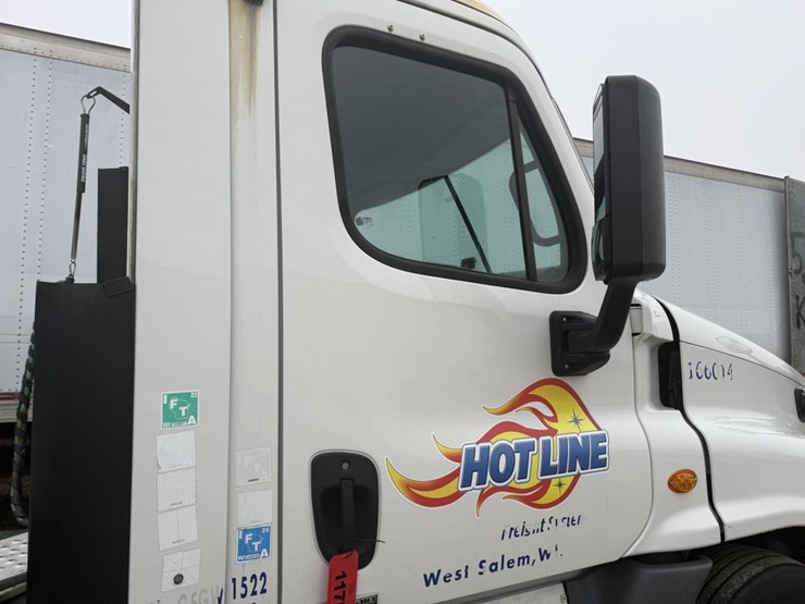 #1175-•-2016-freightliner-cascadia-day-cab-truck-tractor-image-10