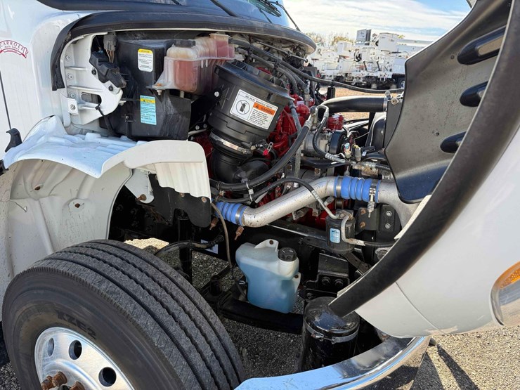 2017-freightliner-m2-106-image-18