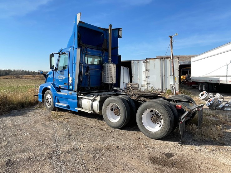 #202-•-2015-volvo-semi-tractor-(has-wi-title)-(denmark,-wi)-image-3