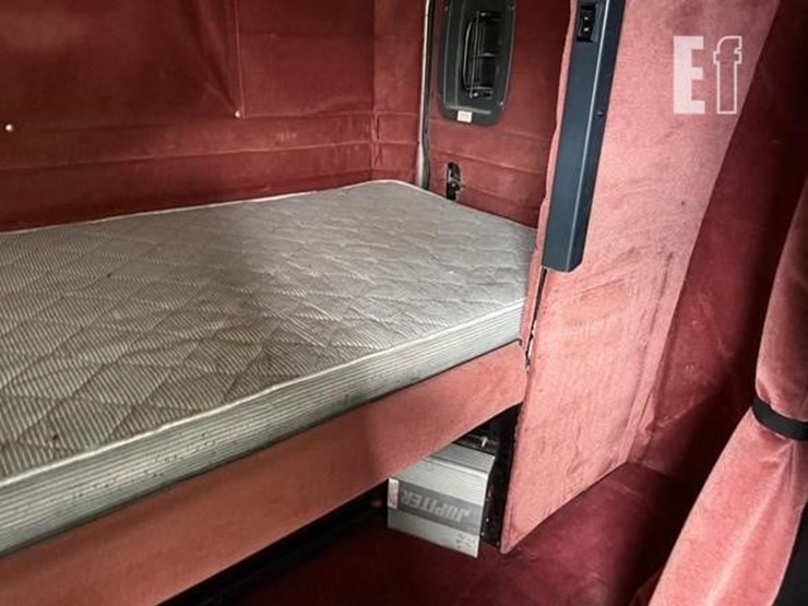 2002-peterbilt-379-image-44