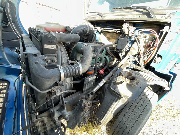 #202-•-2015-volvo-semi-tractor-(has-wi-title)-(denmark,-wi)-image-65