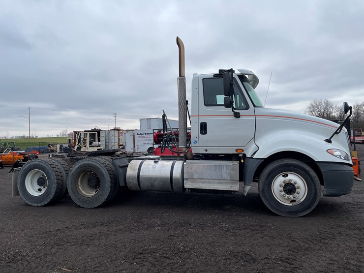 #1054-•-2015-international-tandem-axle-day-cab-semi-tractor-(has-wi-title)-image-4