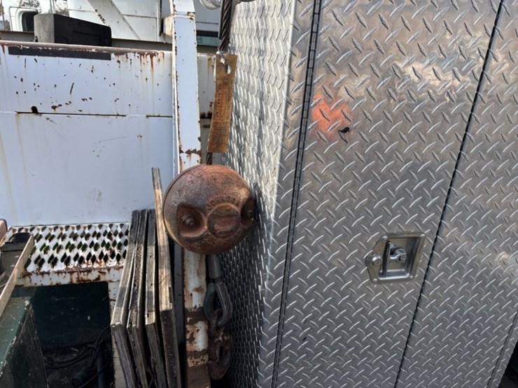 2001-kenworth-t300-image-25