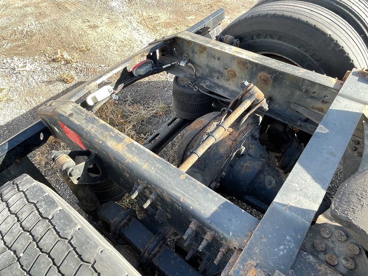 #202-•-2015-volvo-semi-tractor-(has-wi-title)-(denmark,-wi)-image-33