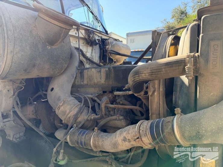 2000-volvo-wg-roll-off-truck-image-2