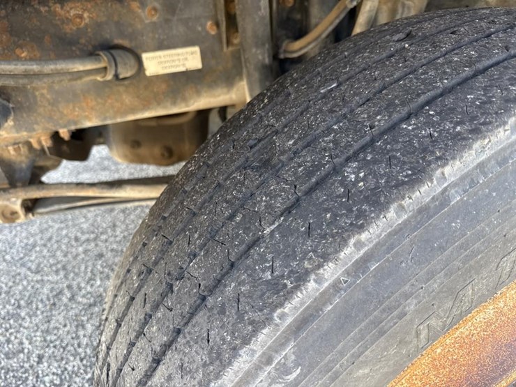 #1994-•-1999-volvo-day-cab-truck-tractor-image-75