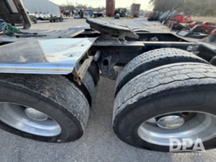 peterbilt-567-image-17