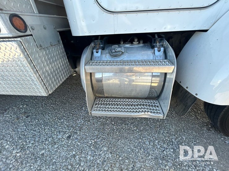 peterbilt-330-image-16