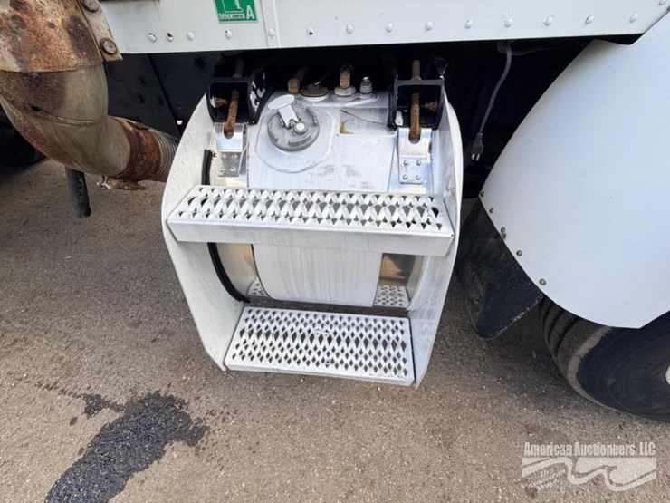 peterbilt-330-image-8