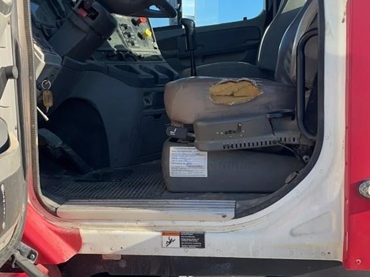 2004-freightliner-columbia-120-image-13