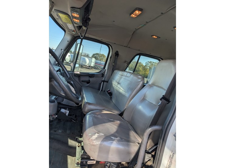 freightliner-108sd-image-31