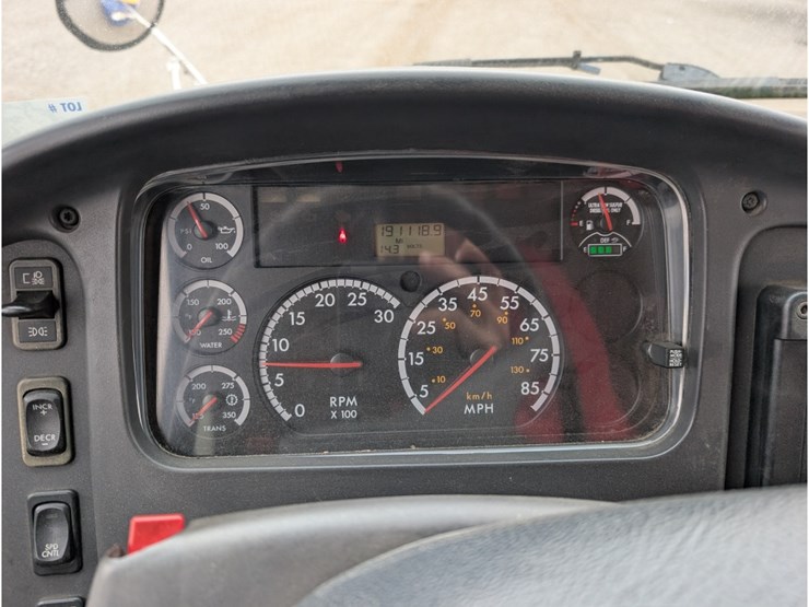 2012-freightliner-b2-image-18