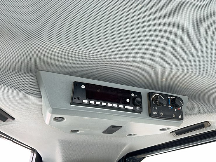 2023-deere-700l-image-22