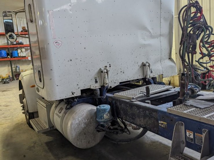 2009-peterbilt-365-image-6