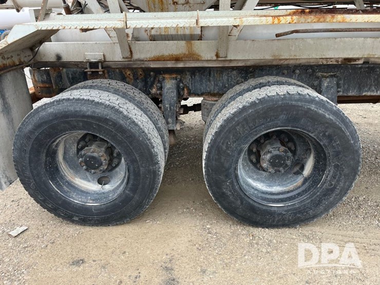 2001-peterbilt-330-image-25