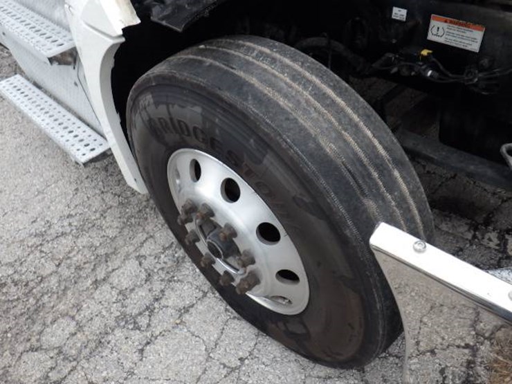 2020-freightliner-cascadia-126-image-21