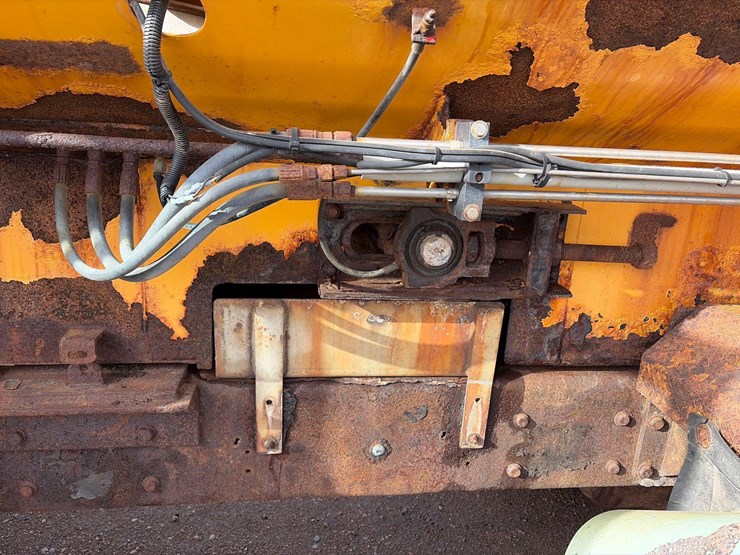 international-7400-image-12