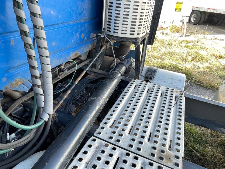 #202-•-2015-volvo-semi-tractor-(has-wi-title)-(denmark,-wi)-image-25