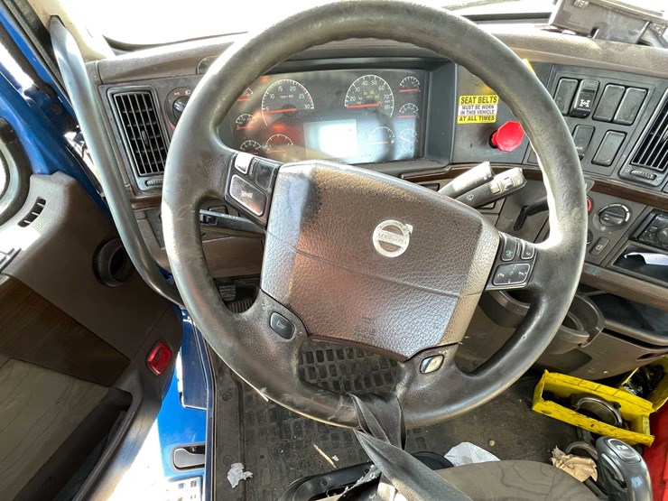 #202-•-2015-volvo-semi-tractor-(has-wi-title)-(denmark,-wi)-image-54