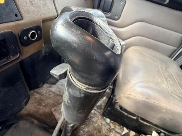 peterbilt-330-image-13